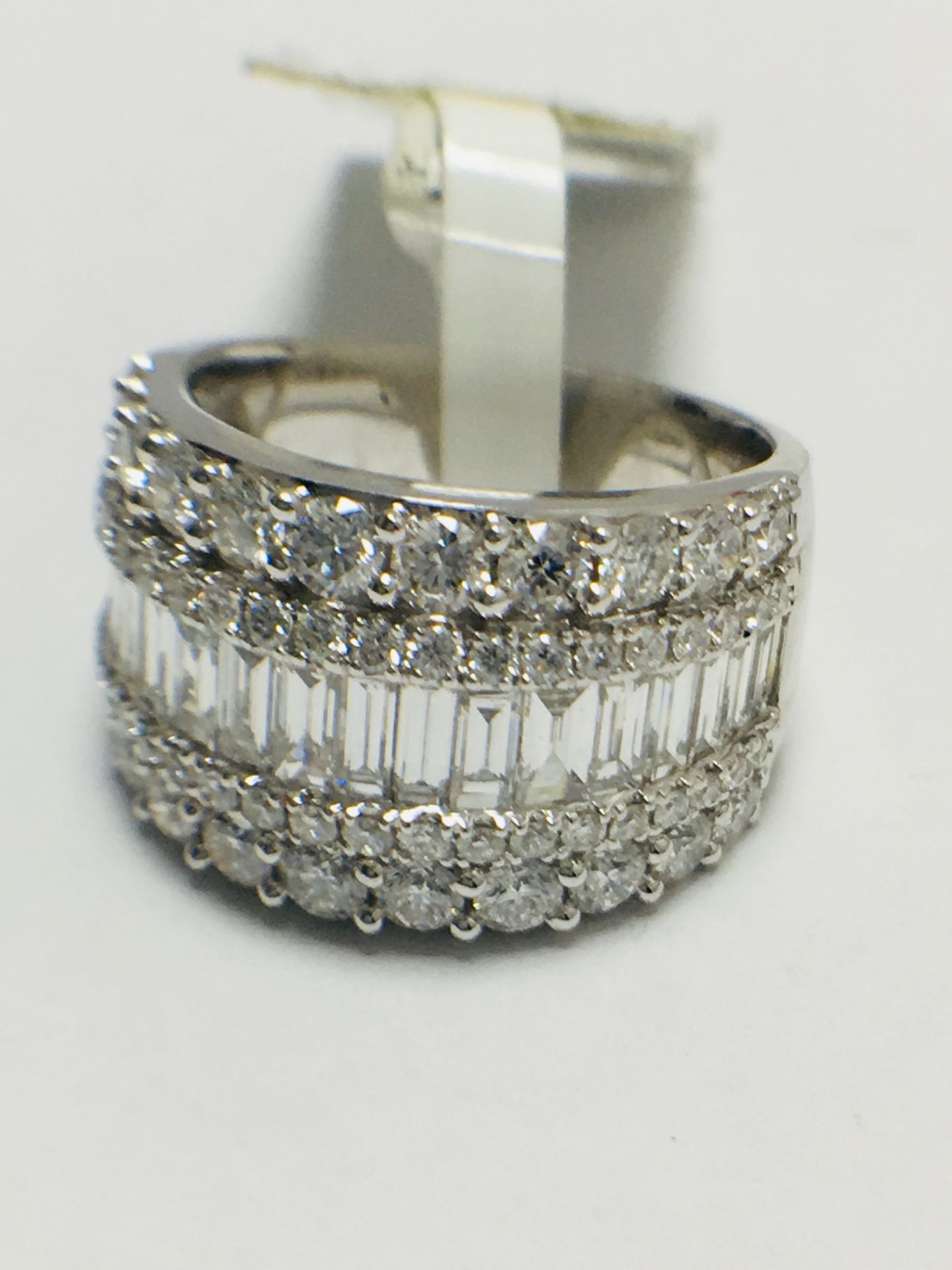 18ct Diamond Dress Ring - Image 9 of 10