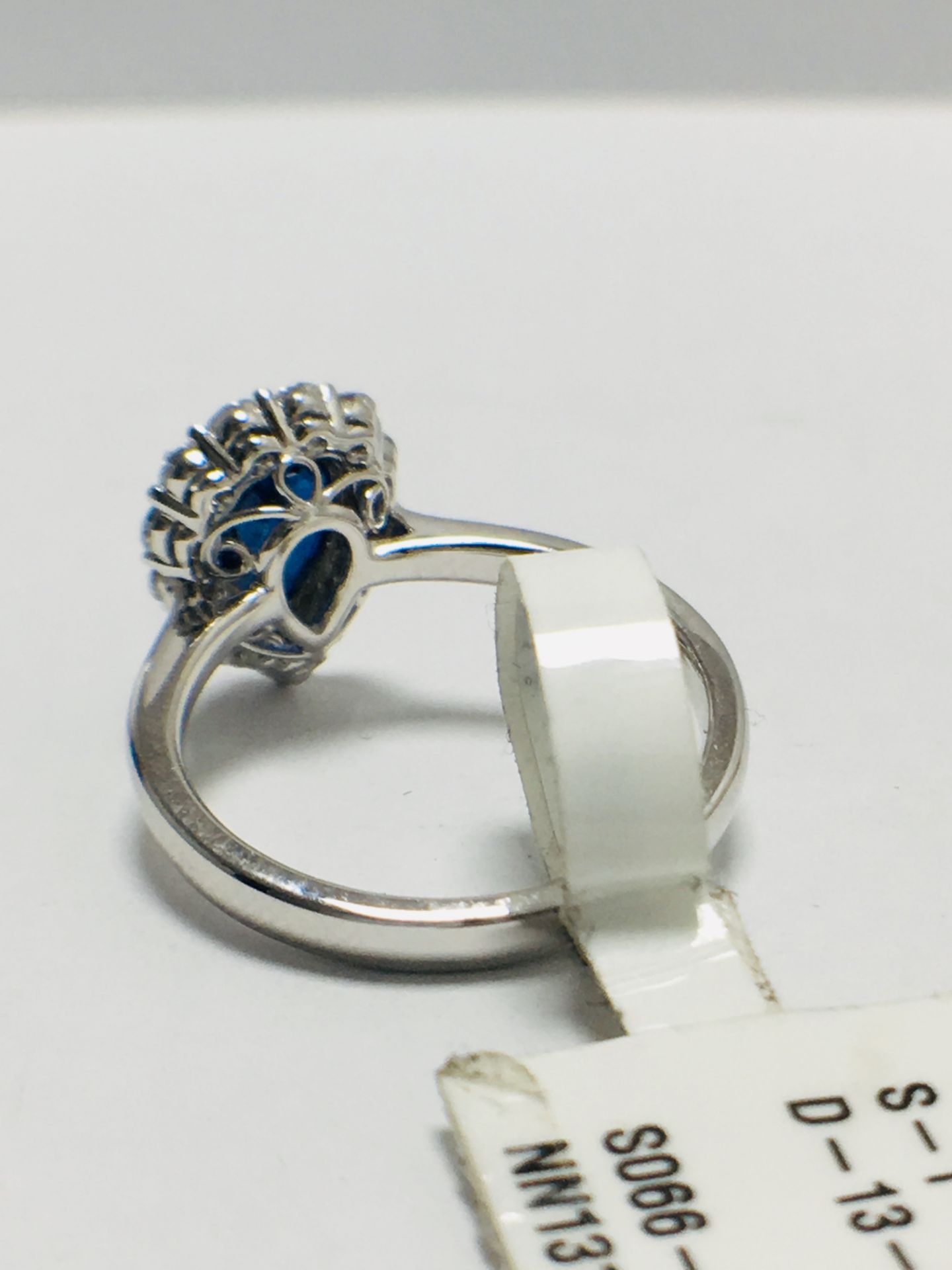 18ct White Gold Natural Sapphire Diamond Cluster Style Ring - Image 5 of 9