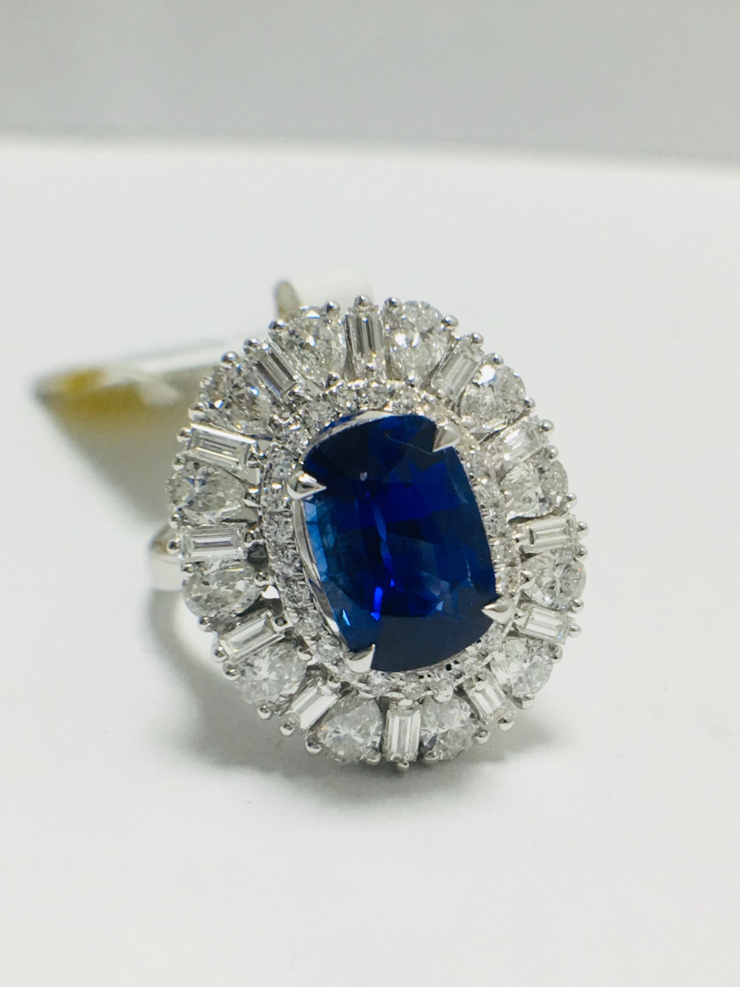 18ct White Gold Natural Sapphire Diamond Cluster Style Ring - Image 7 of 9