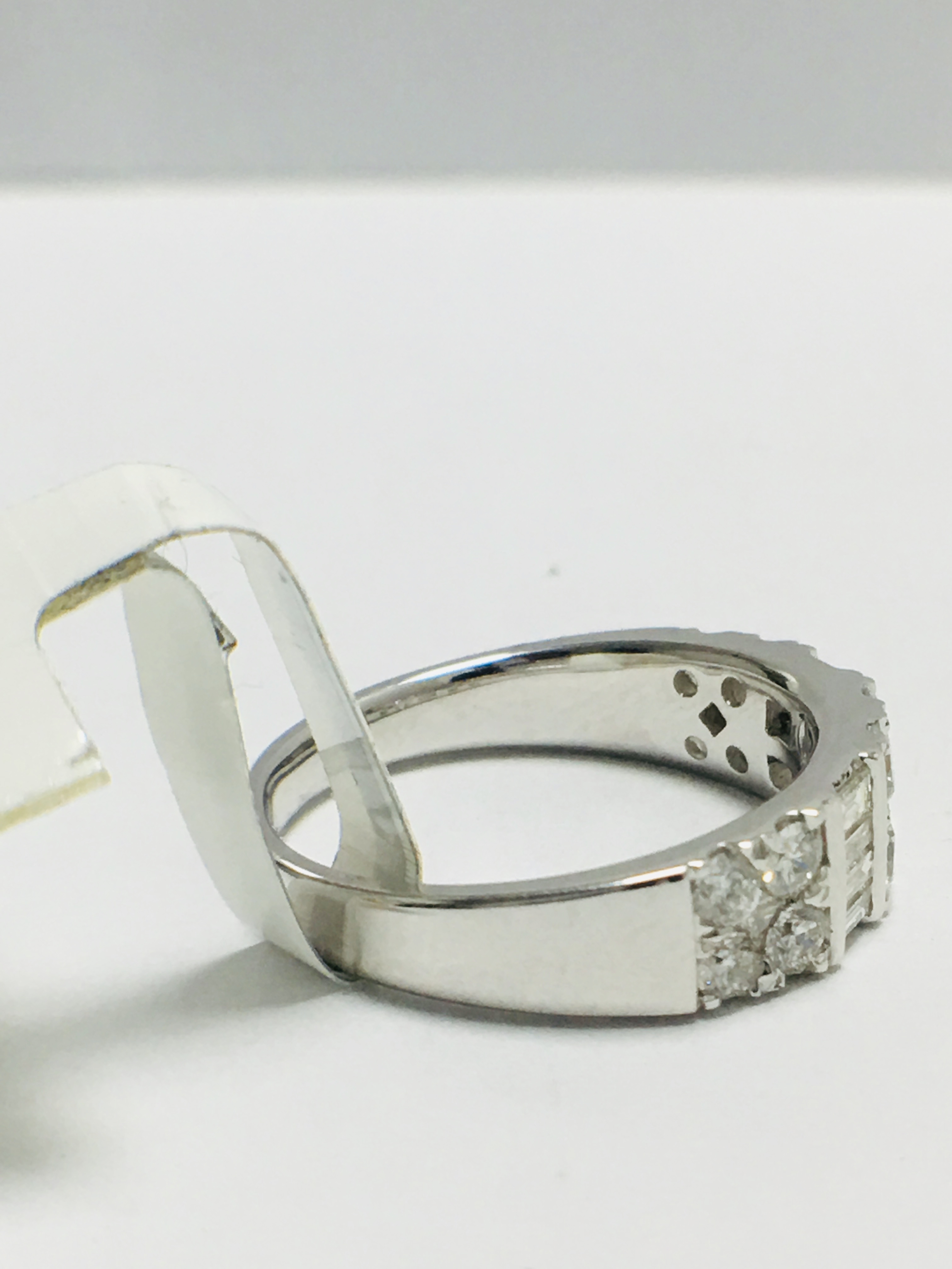 18ct Diamond Dress Ring - Image 5 of 10