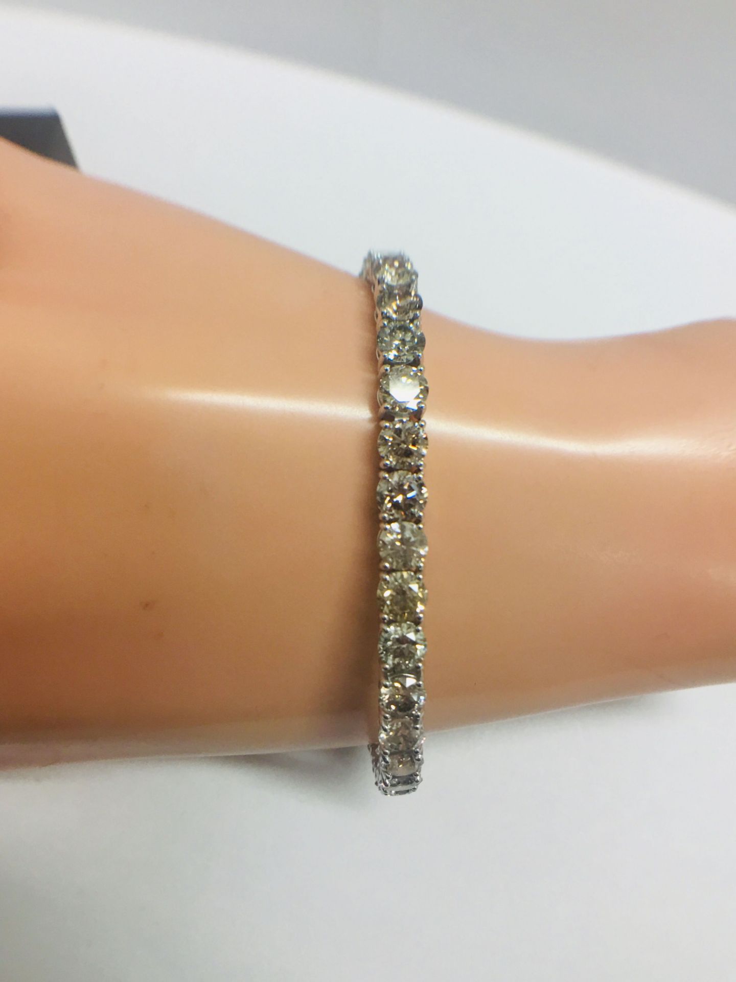 18ct White Gold Diamond Tennis Bracelet - Image 13 of 16