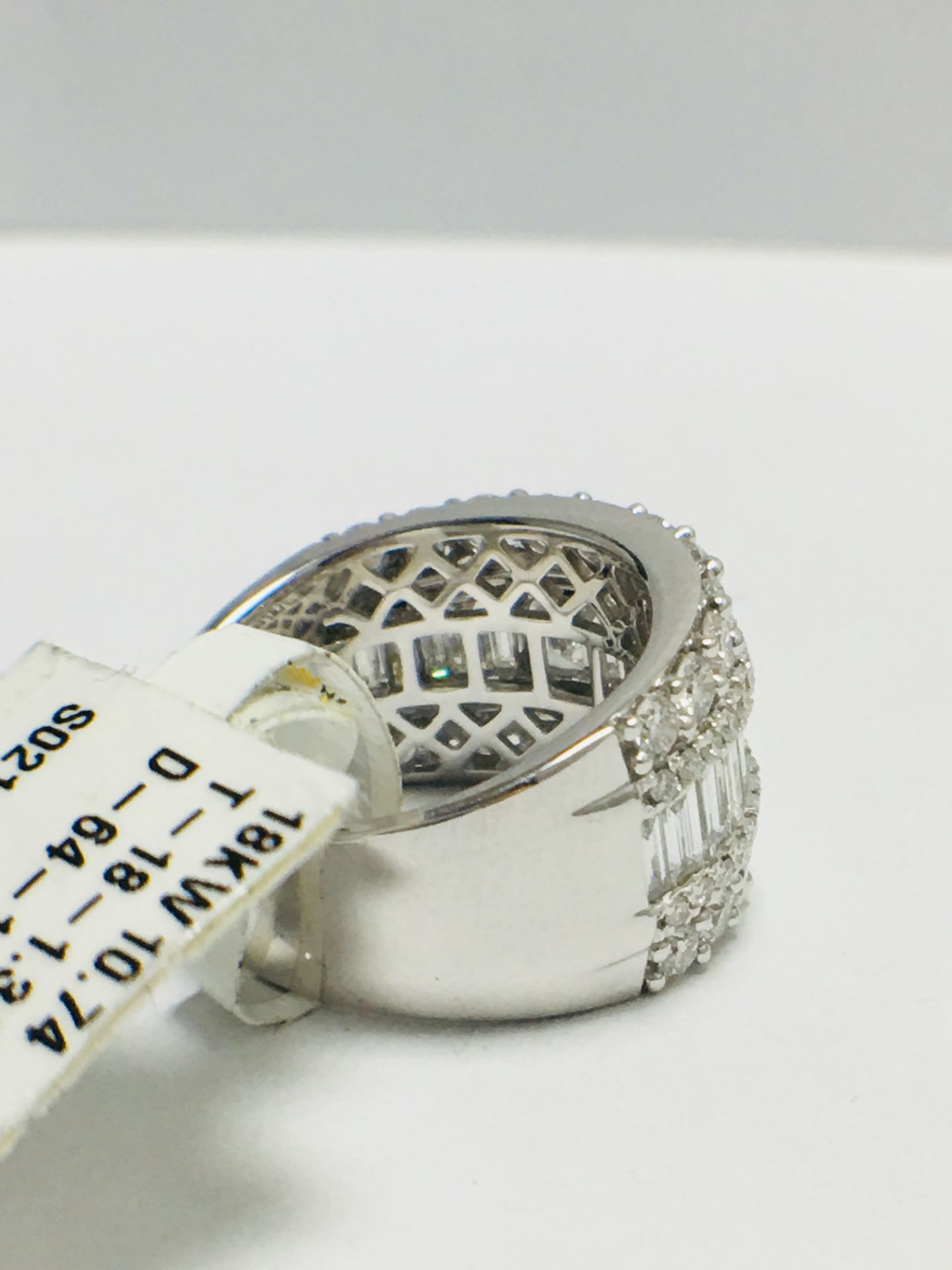 18ct Diamond Dress Ring - Image 5 of 10