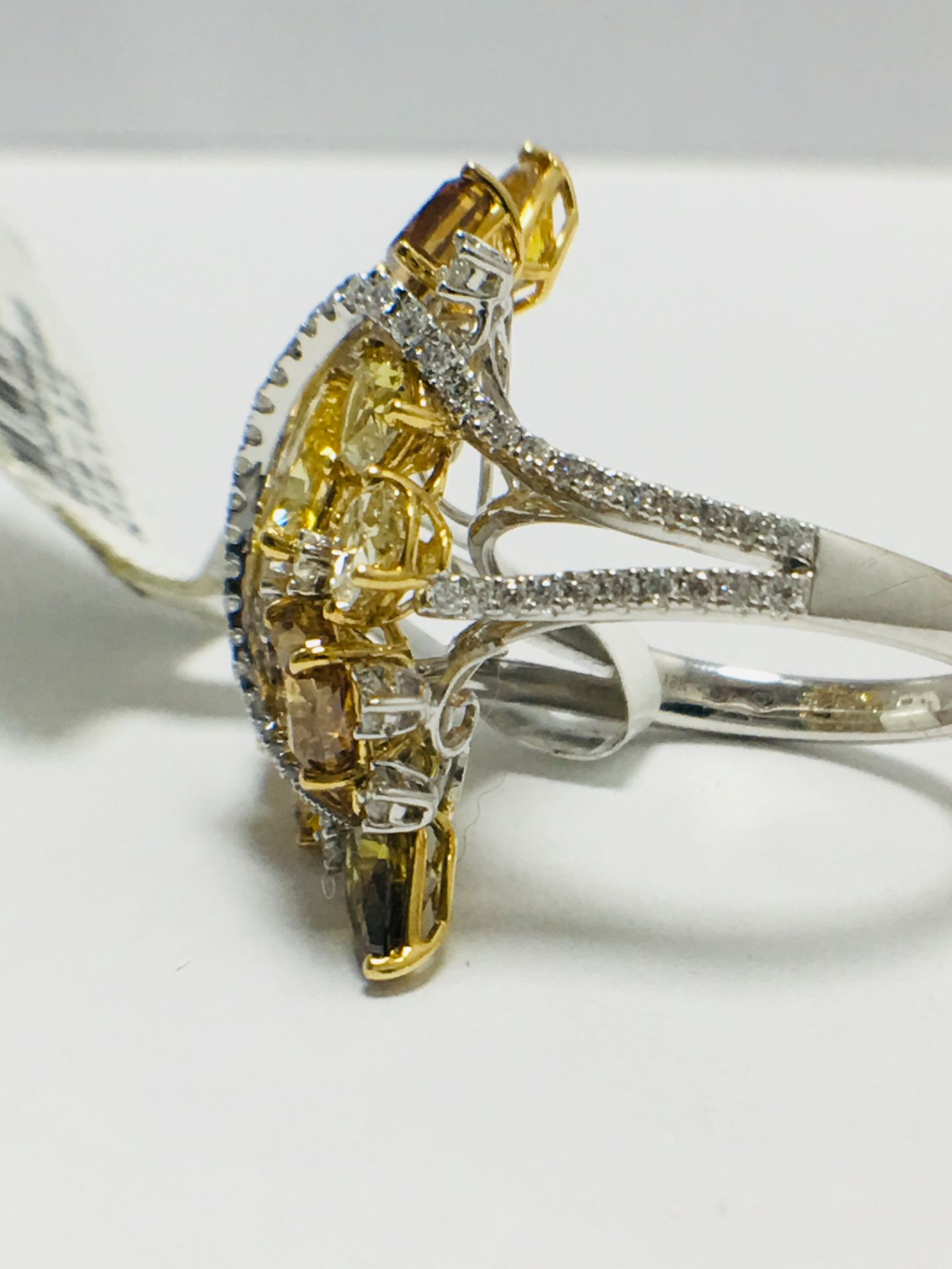 18ct Fancy Colour Diamond Ring - Image 2 of 10