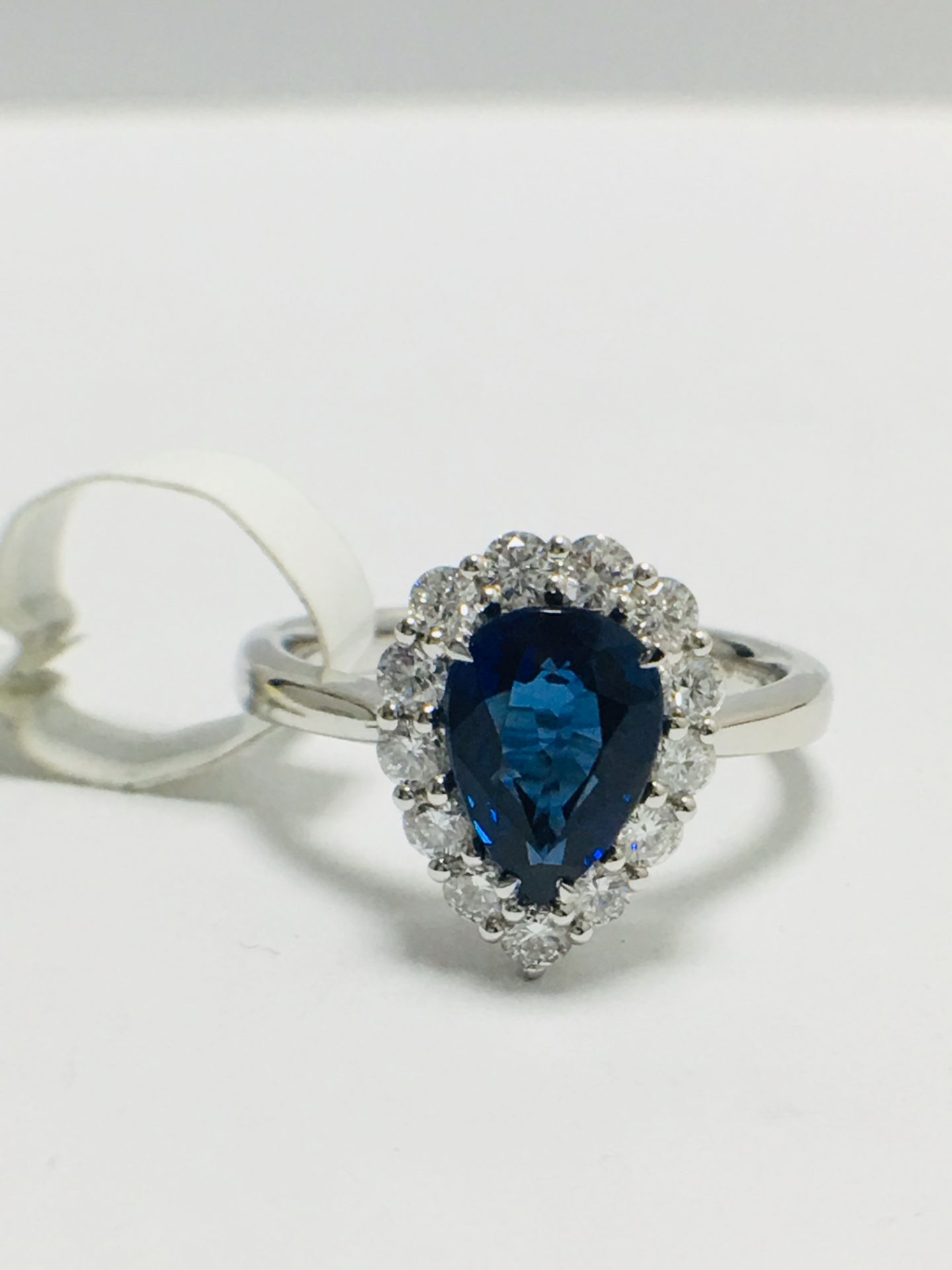 18ct White Gold Natural Sapphire Diamond Cluster Style Ring - Image 8 of 9