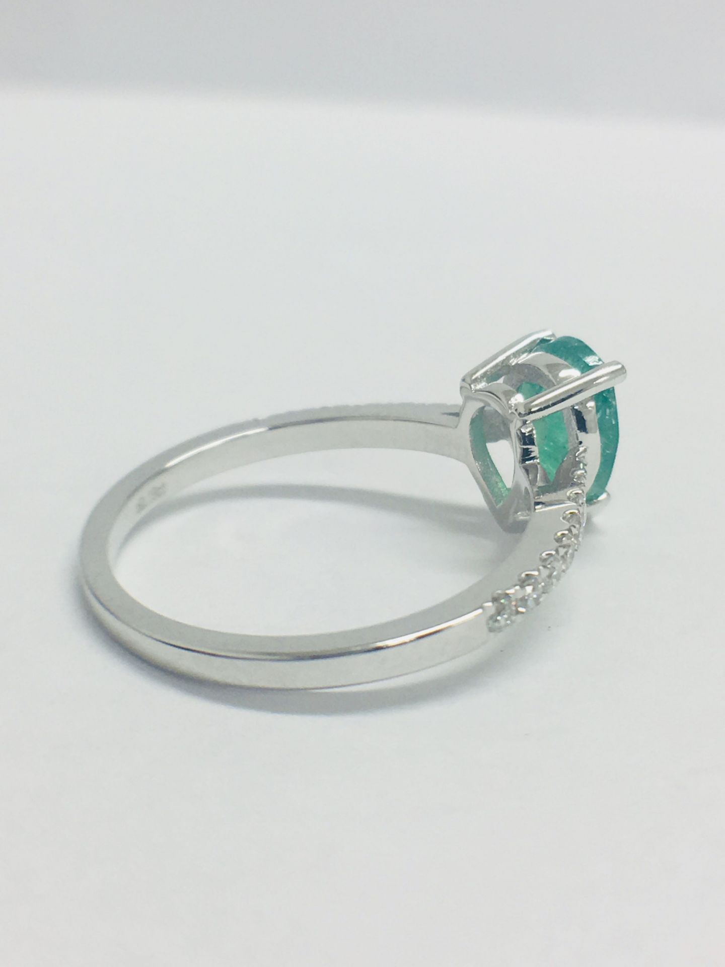 14ct White Gold Emerald & Diamond Ring - Image 6 of 10