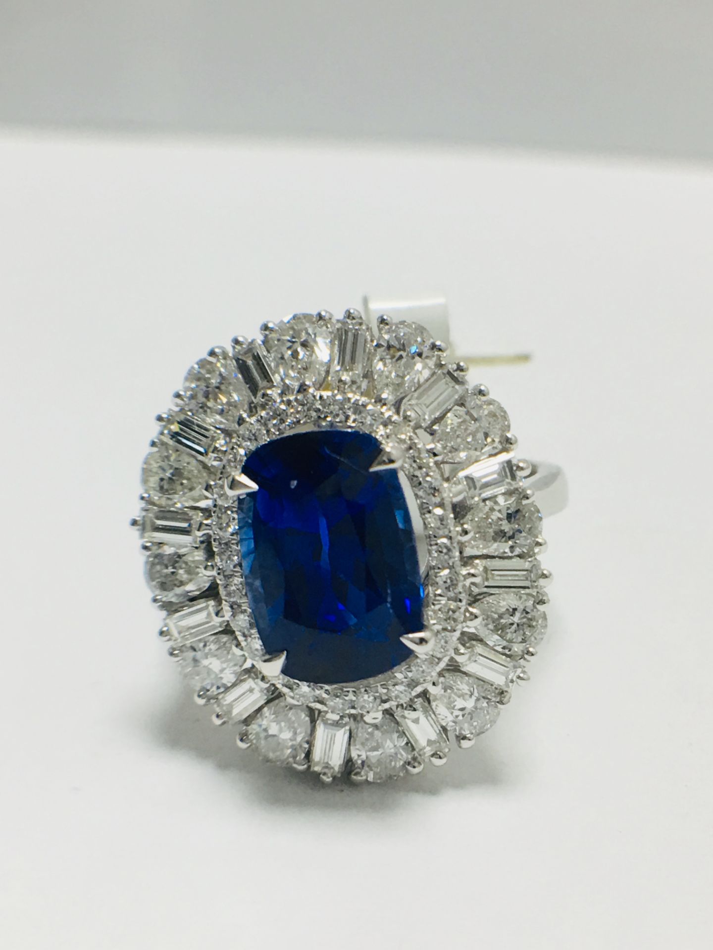 18ct White Gold Natural Sapphire Diamond Cluster Style Ring - Image 8 of 9