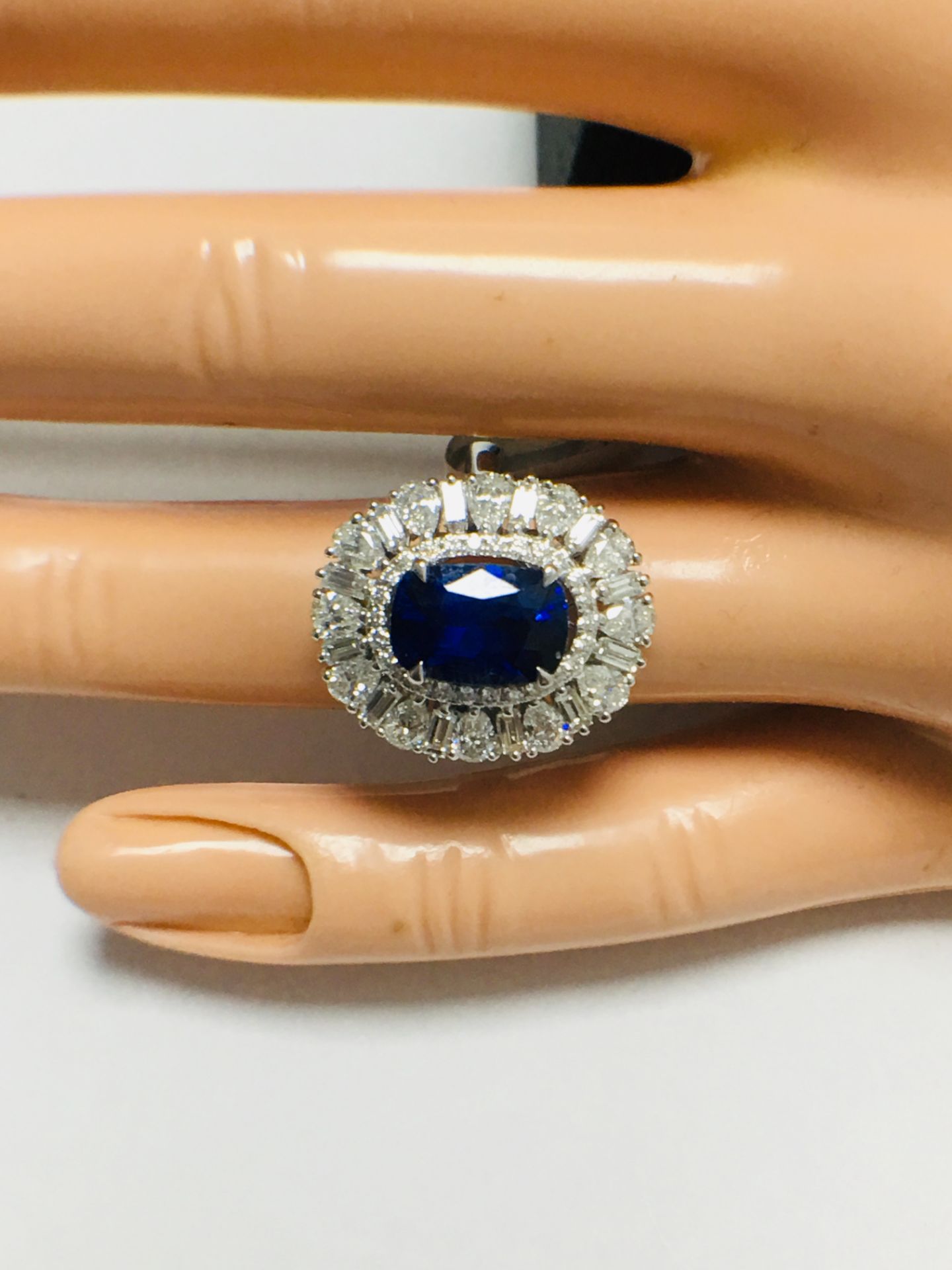 18ct White Gold Natural Sapphire Diamond Cluster Style Ring - Image 9 of 9