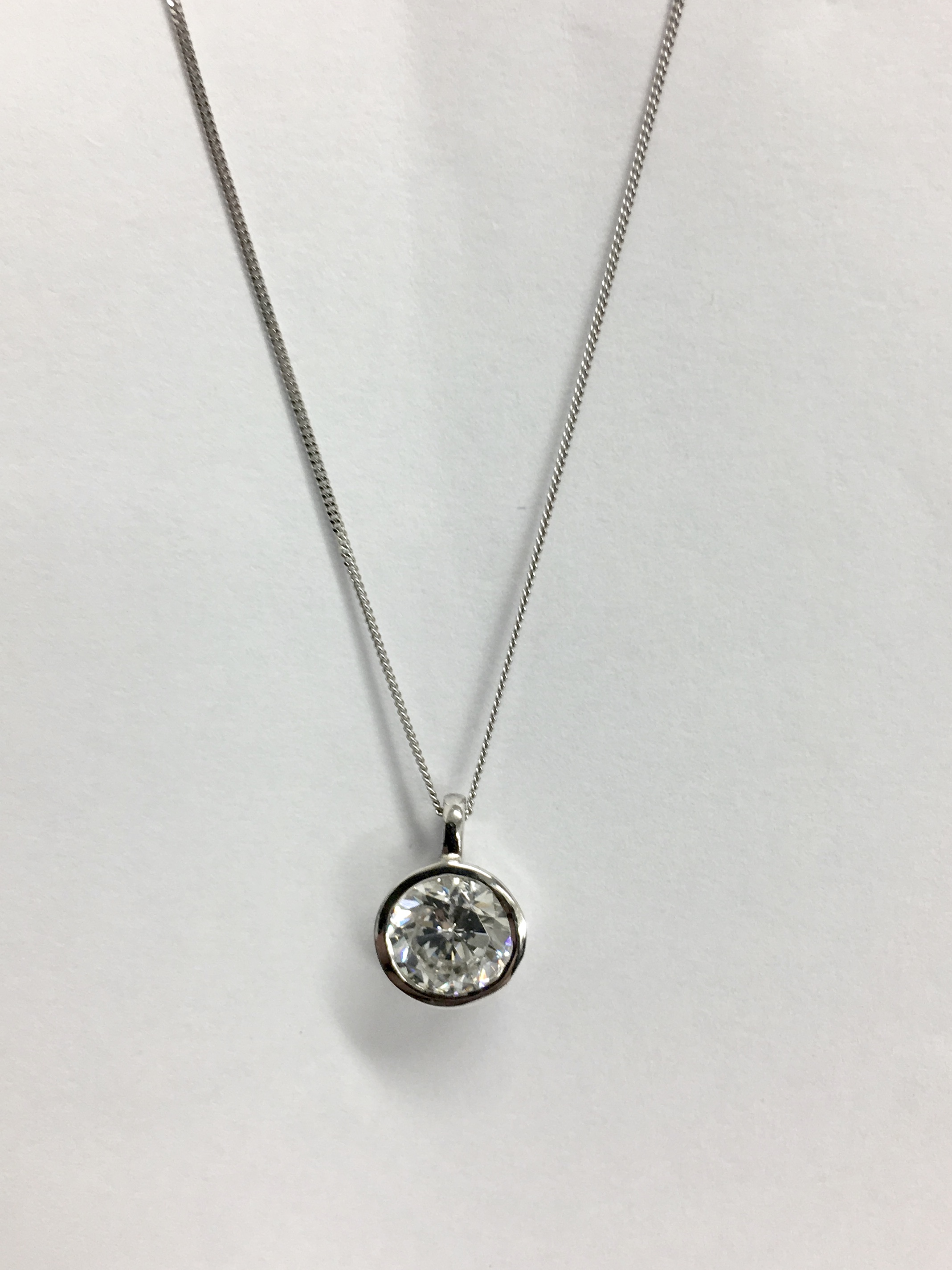 18ct gold diamond pendant and necklace