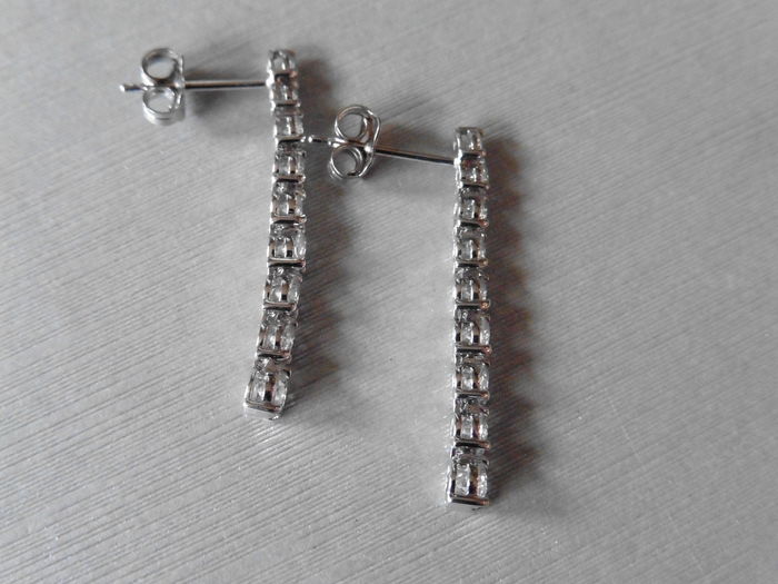 1.50ct graduated diamond drop earrings - Image 2 of 3