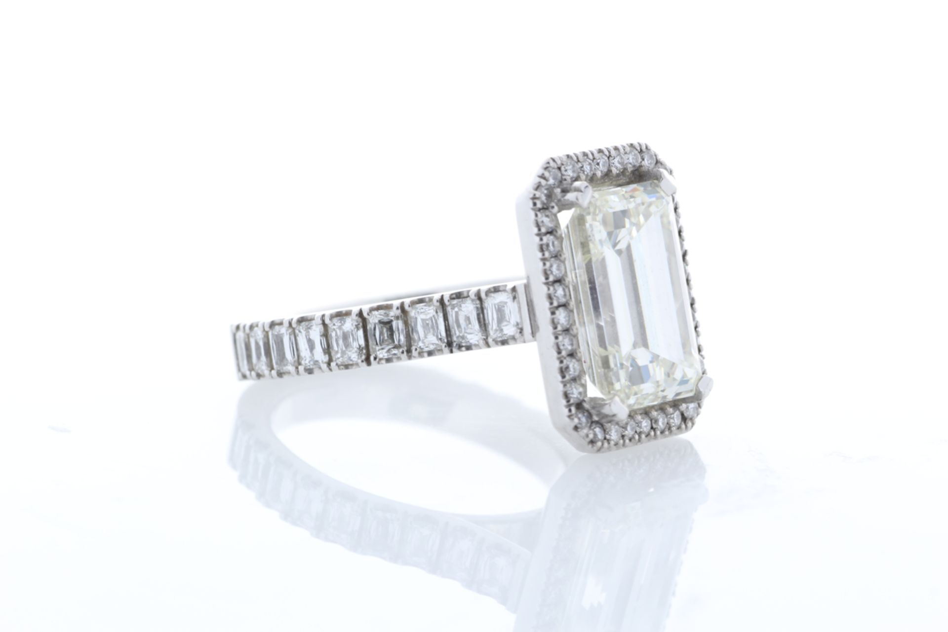 18ct White Gold Single Stone Emerald Cut With Halo Setting Ring 5.00 - Bild 8 aus 9