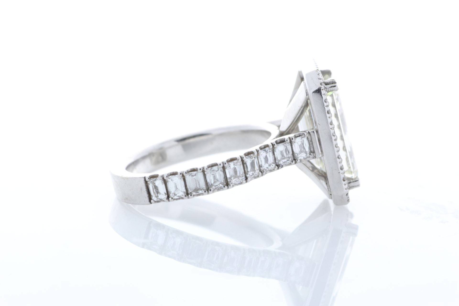 18ct White Gold Single Stone Emerald Cut With Halo Setting Ring 5.00 - Bild 7 aus 9