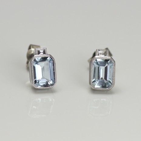 18ct W Studs E/C Aquamarine 2.00ct/Diamond 0.04ct