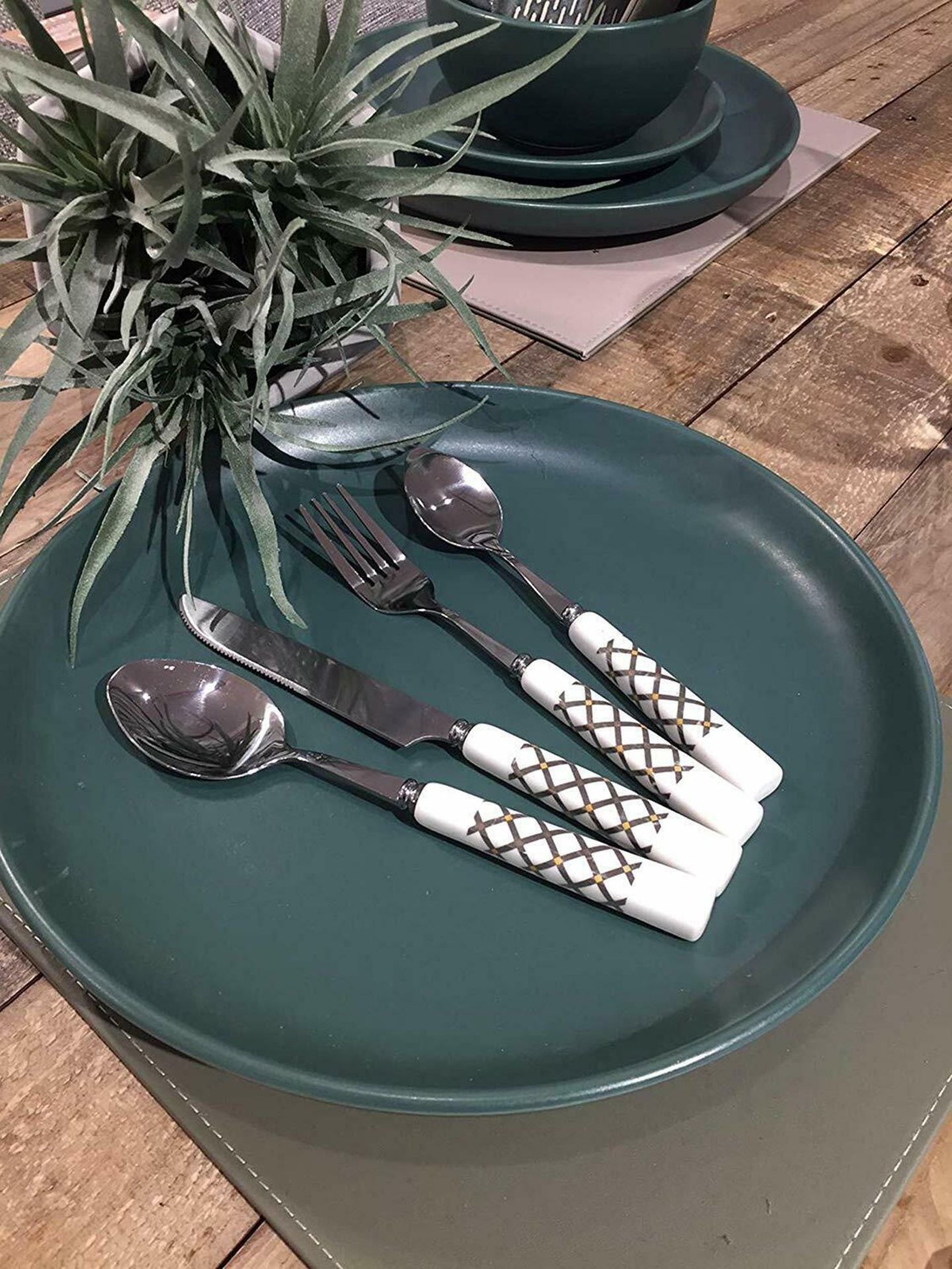 LENKON Cutlery Set,Tableware 24 Piece Stainless Steel Flatware,Silverware Set - Image 4 of 7