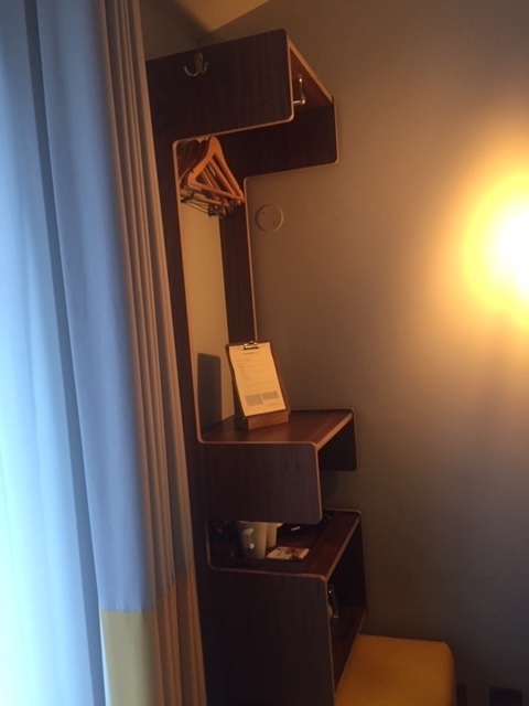 Wall mounted wood hanging unit with rail and shelves - excellent condition - Image 2 of 3