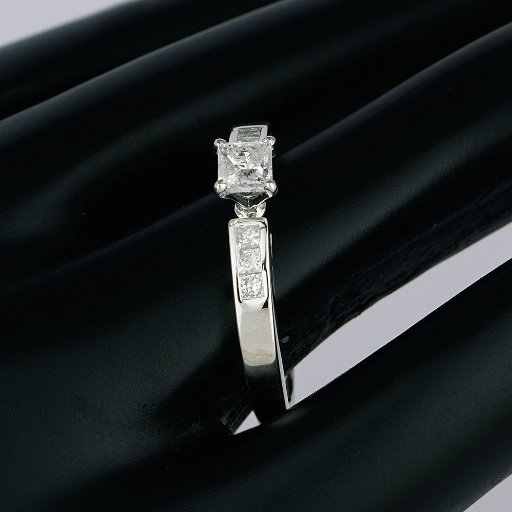 14 K / 585 White Gold Solitaire Diamond Ring