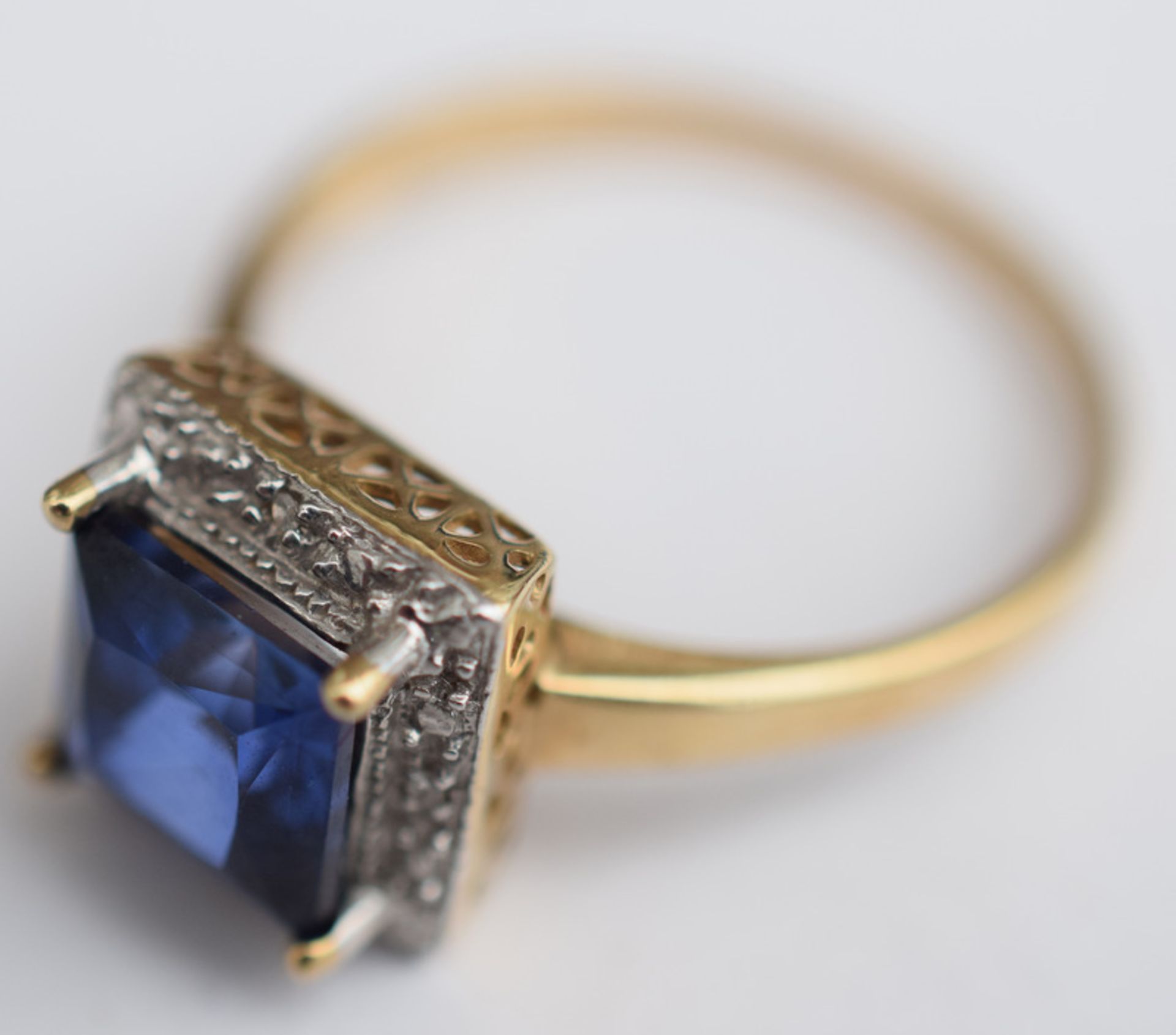 Ladies 9ct Gold Ring With Large Blue Stone And Diamonds - Image 3 of 4