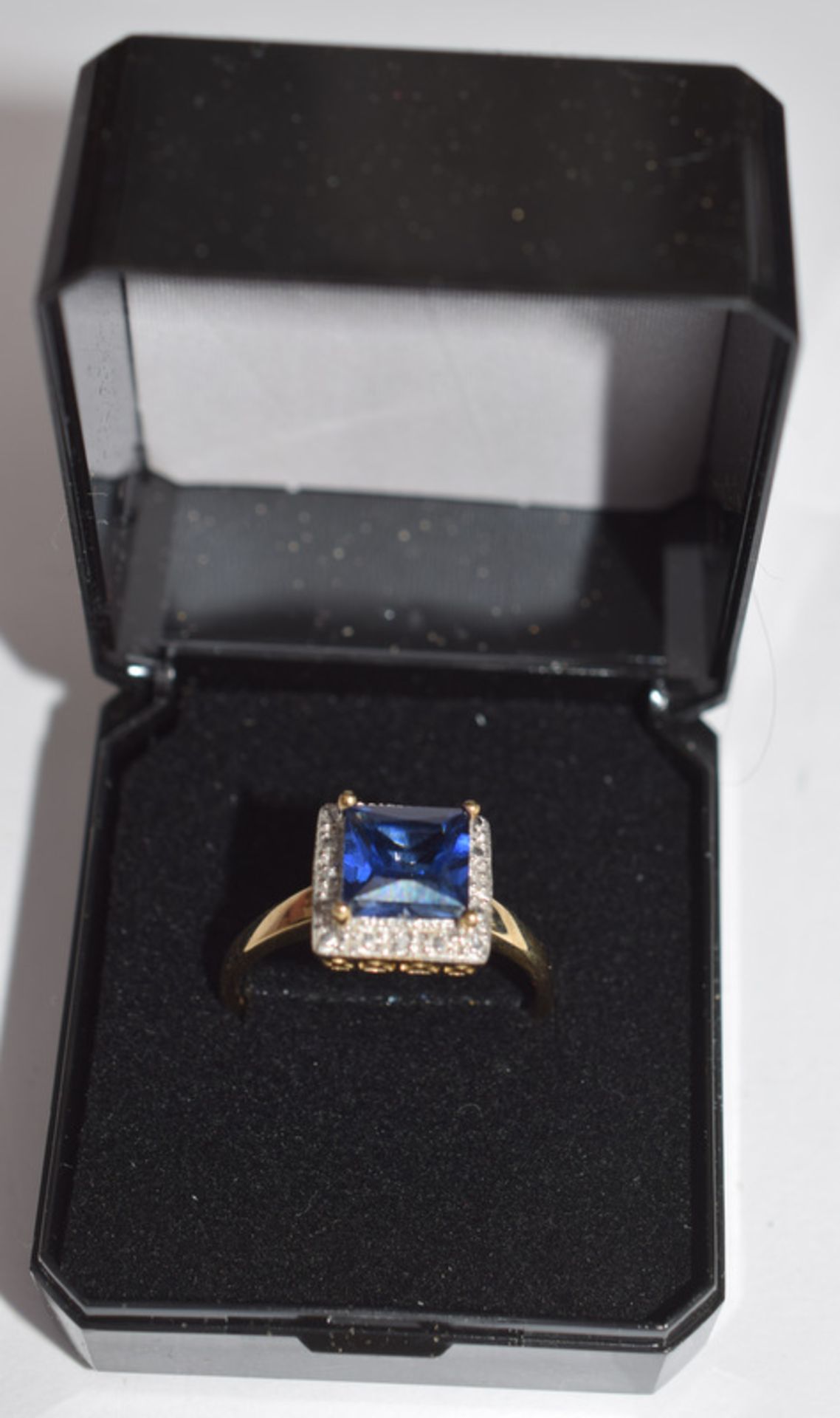 Ladies 9ct Gold Ring With Large Blue Stone And Diamonds - Image 2 of 4