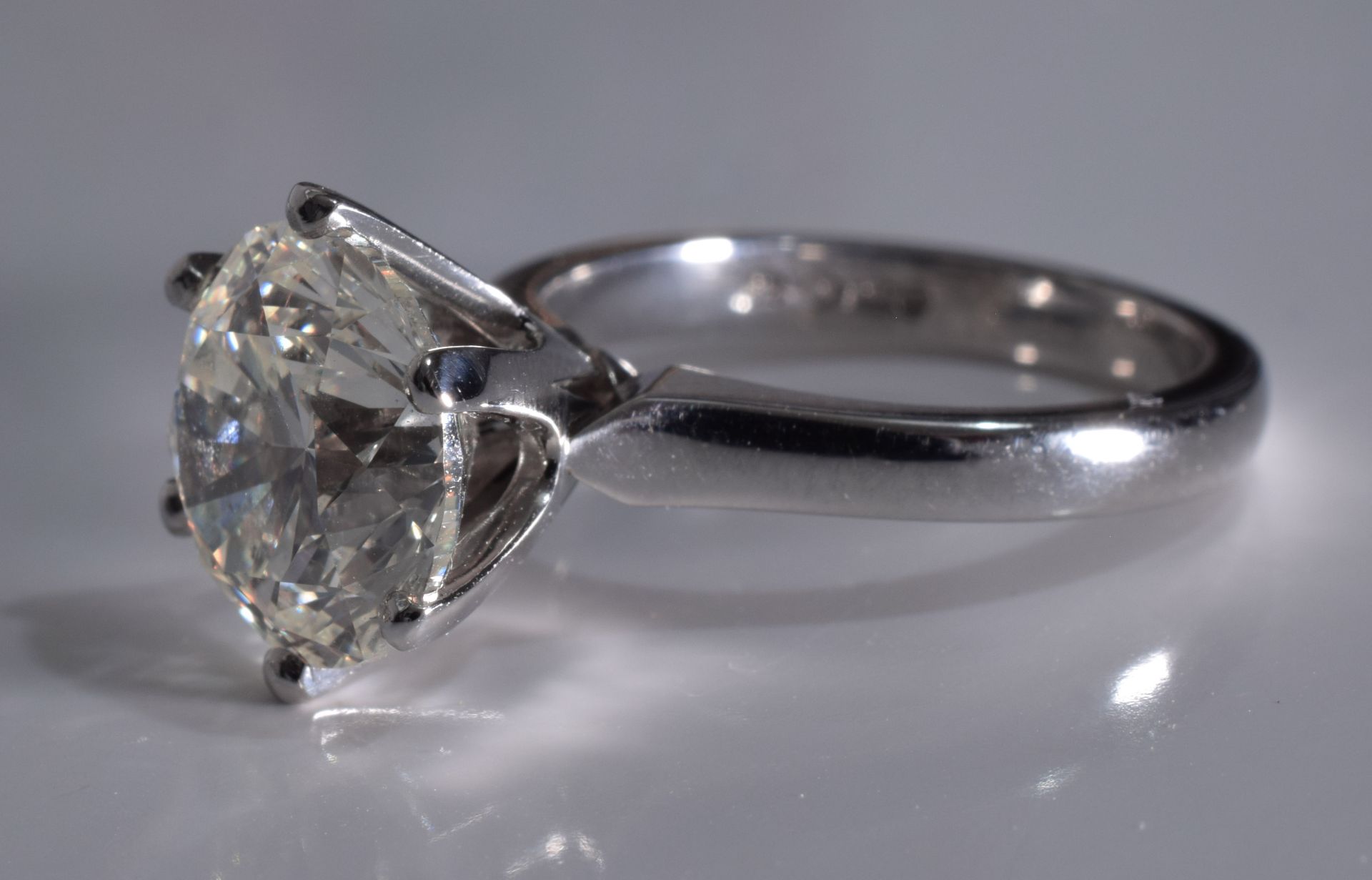 4.33 Carat Diamond Engagement ring - Image 7 of 7