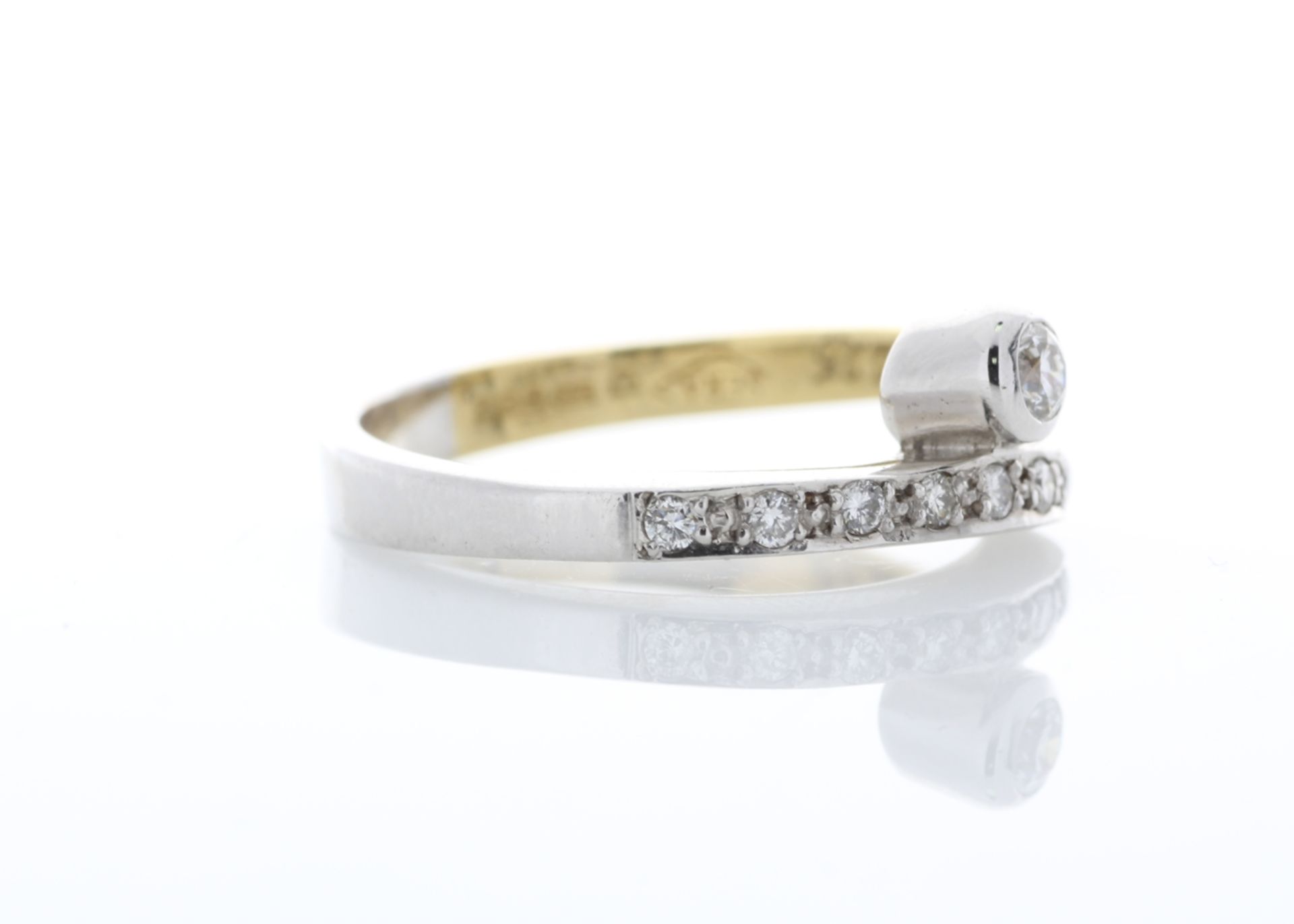 18ct Single Stone Rub Over With Stone Set Shoulders Diamond Ring 0.11 - Image 4 of 5