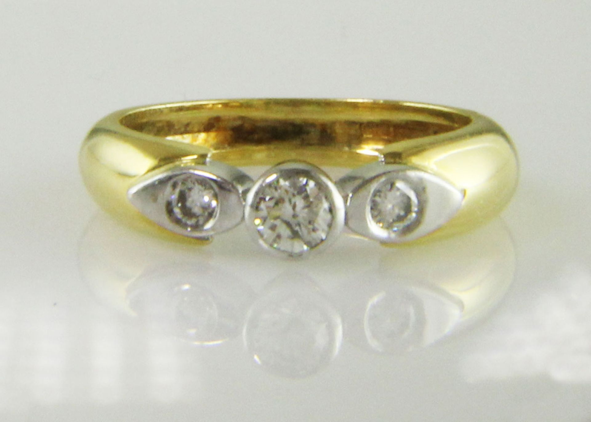 18ct Single Stone Rub Over Stone Set Shoulder Diamond Ring D SI 0.41 - Image 6 of 7