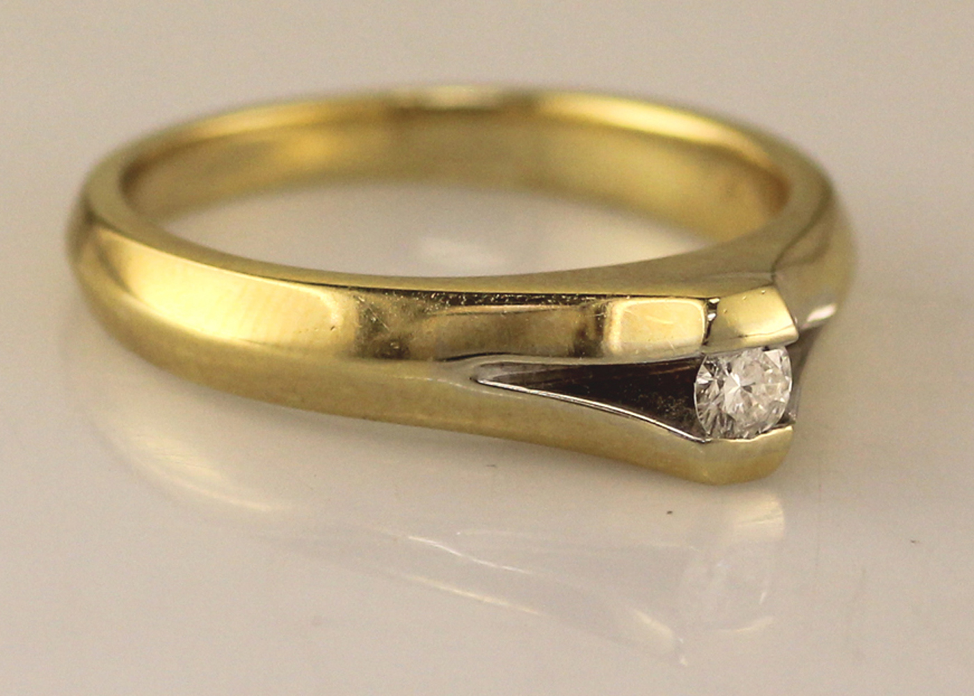 18ct Single Stone Fancy Rub Over Set Diamond Ring F SI 0.10 - Image 5 of 6