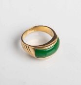 Damenring, Gelbgold 333, der Ringkopf ausgefasst mit grünem Schmucksteinband, Ringgröße:55, ca. 5,