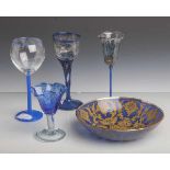Konvolut von 4 Gläsern u. Glasschale: Weinglas, farbloses Glas, Fuß u. Schaft opak blauüberfangen,