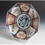 Achtkantteller, Imari, Japan, wohl um 1900, leicht vertieft, unterglasurblau, eisenrot undgold