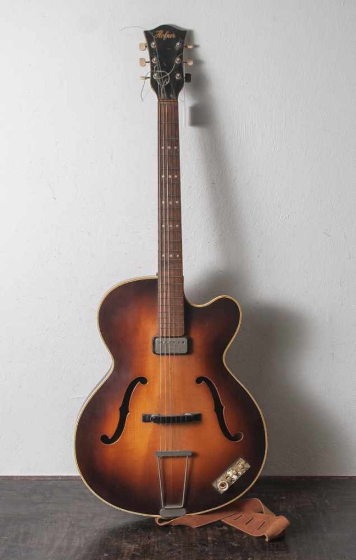 Höpfner-Gitarre, Klassiker Mod. 456, elektrisch spielbar, 1960er Jahre, guter Zustand, mitnormalen