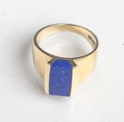 Herrenring, Gelbgold 585, mit geschnittenem Lapislazuli, Ringgröße: 59/60, ca. 9,9 gr.(brutto).