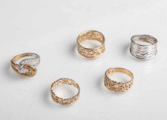 Posten: 5 Ringe, Gold 375, Gelb- und Weißgold, partiell durchbrochen gearbeitet,Ringgrößen: 1 x