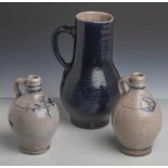 Konvolut v. drei Keramikgefäßen (Westerwälder Steingut, 19./20 Jahrhundert): eineSchenkkanne mit