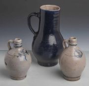 Konvolut v. drei Keramikgefäßen (Westerwälder Steingut, 19./20 Jahrhundert): eineSchenkkanne mit