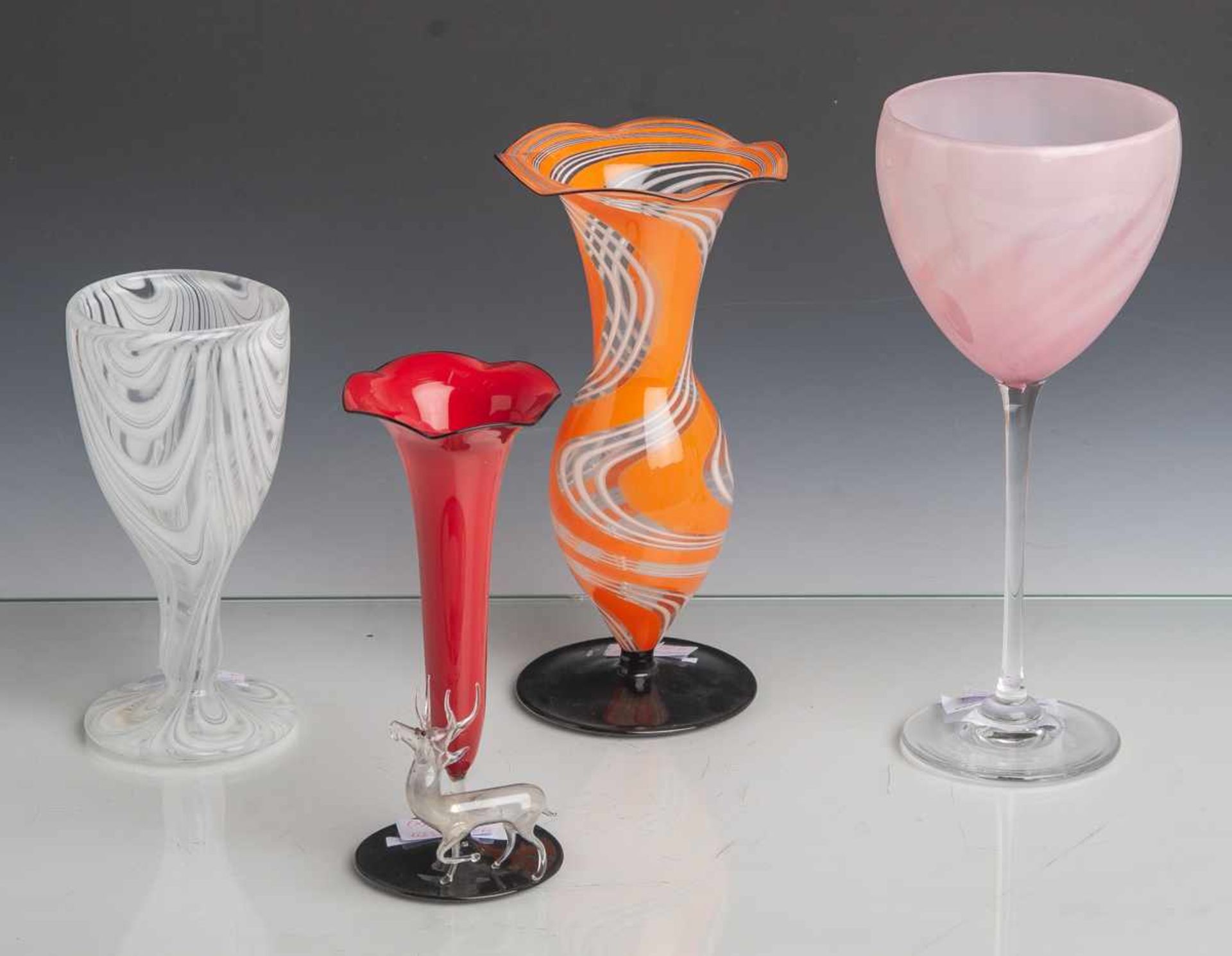 Konvolut von 4 Gläsern: Pokal, farbloses Glas mit eingeschmolzenen weißen u. schwarzenFäden,