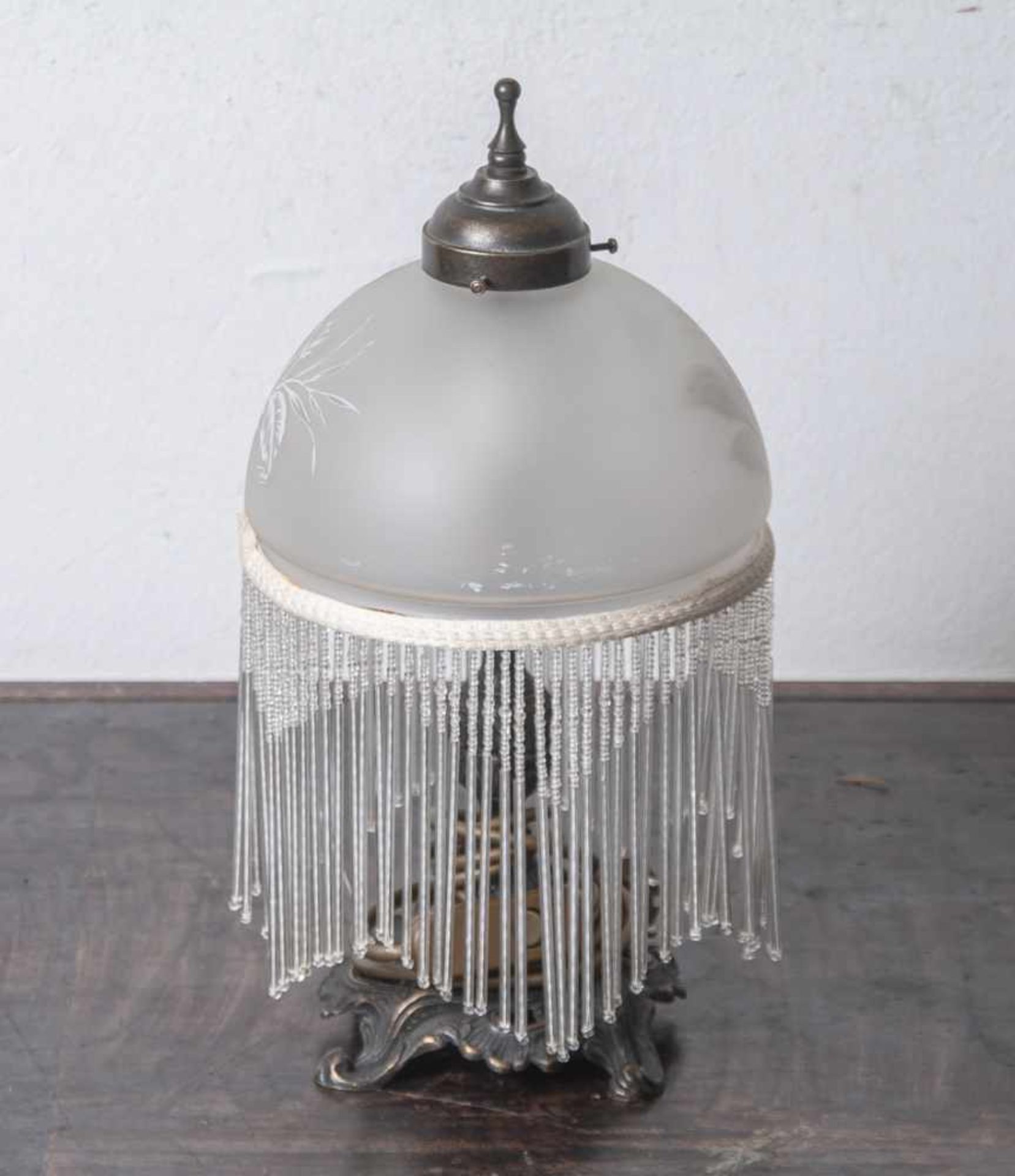 Tischlampe, 20. Jahrhundert, neuzeitl., Fuß und Abdeckung aus Metallguss.halbkugelförmiger Schirm