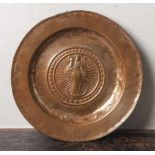 Beckenschlägerschüssel, wohl 16./17. Jahrhundert, Kupfer getrieben und gepunzt, im Spiegeldie