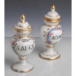 Zwei Porzellandeckelgefäße (wohl Frankreich, um 1900), Apothekergefäße, weiß glasiert, mitfarbigem