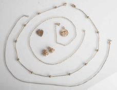 Posten Goldschmuck, 333, bestehend aus: 1 Paar Ohrstecker mit Zuchtperlen, 3 Ketten (L.ca. 58, 44,