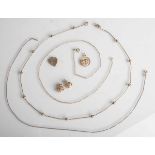 Posten Goldschmuck, 333, bestehend aus: 1 Paar Ohrstecker mit Zuchtperlen, 3 Ketten (L.ca. 58, 44,