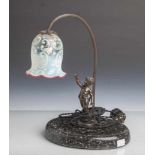 Tischlampe, Anfang 20. Jahrhundert, Metallguss in Form einer kl. Amorette, bronzefarbenpatiniert,