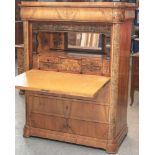 Biedermeier-Schreibschrank, um 1830/35, Nußholz furniert. In der Schaufront unten dreiSchubfächer,