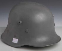 Deutscher Stahlhelm (1. WK), überarbeitet neu lackiert, Innenleder locker anbei,