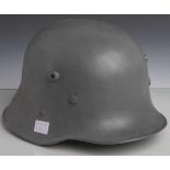 Deutscher Stahlhelm (1. WK), überarbeitet neu lackiert, Innenleder locker anbei,