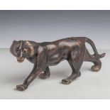 Schreitender Tiger, Bronze, dunkel patiniert. Unsigniert. L. ca. 26 cm.