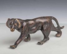 Schreitender Tiger, Bronze, dunkel patiniert. Unsigniert. L. ca. 26 cm.