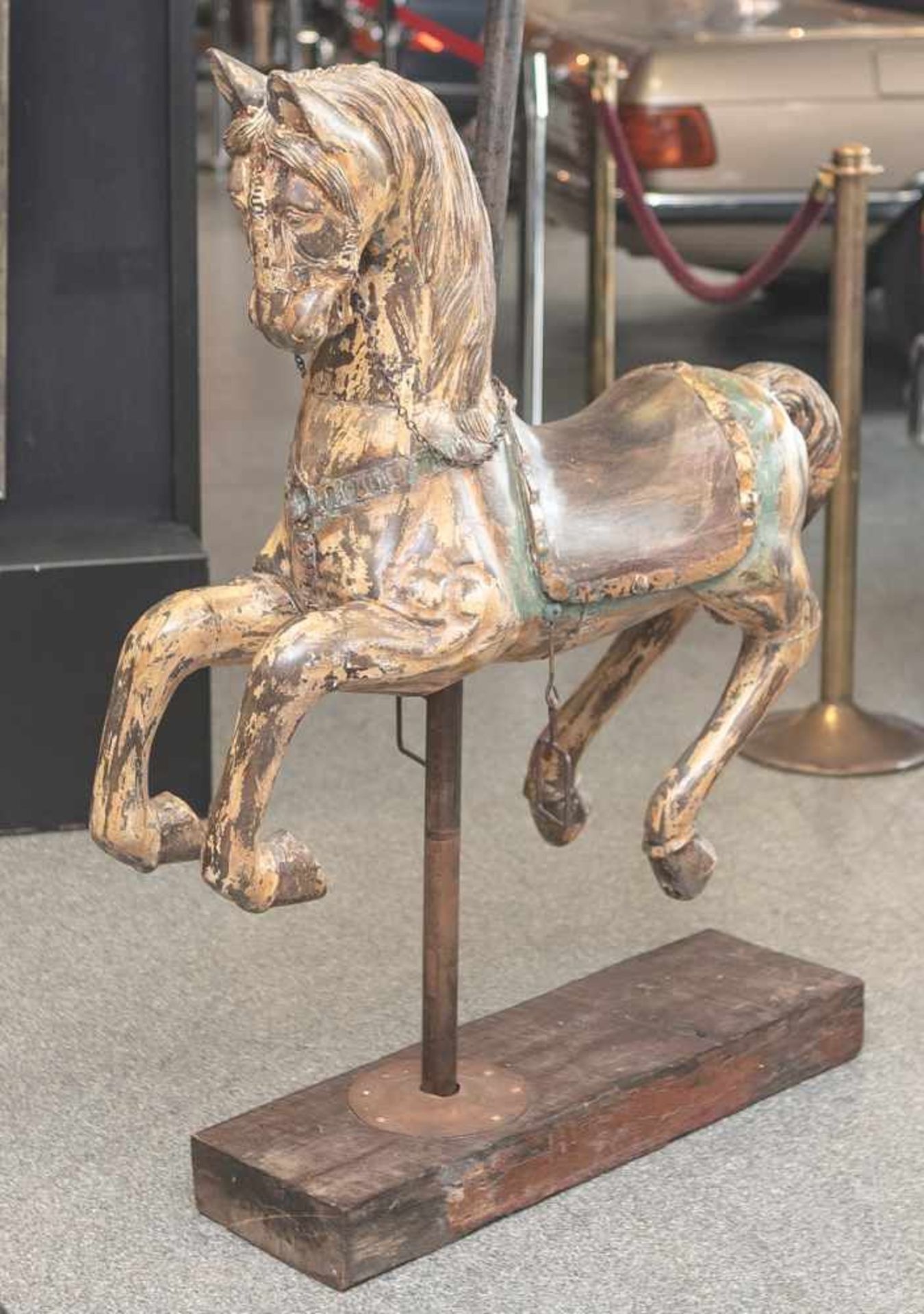Karusselpferd, 20. Jahrhundert, Holz, geschnitzt, mit den Resten einer farbigen Fassung.Steigbügel