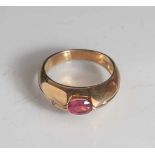 Herrenring, Gelbgold 585, ausgefasst mit 1 oval-facettierten Rubin, ca. 6 x 5 mm und 2 kl.