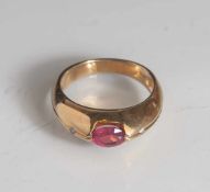 Herrenring, Gelbgold 585, ausgefasst mit 1 oval-facettierten Rubin, ca. 6 x 5 mm und 2 kl.