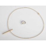 Collier und Ring, Platin 950 und Gelbgold 750, moderne Goldschmiedearbeit, dieSchlangenkette mit