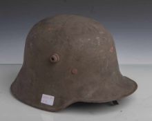 Deutscher Stahlhelm (1. WK), ohne Innenleder, Metallring m. Kinnriehmenhalter vorhanden,im Nacken